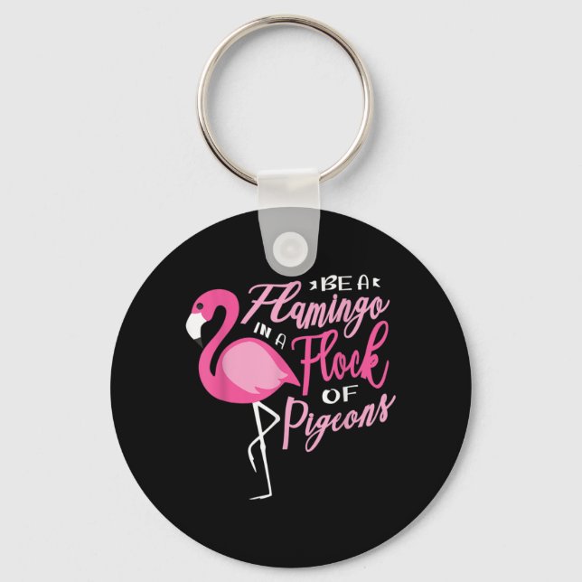 Sei ein Flamingo in einer Taubenherde für eine Fla Schlüsselanhänger (Vorderseite)