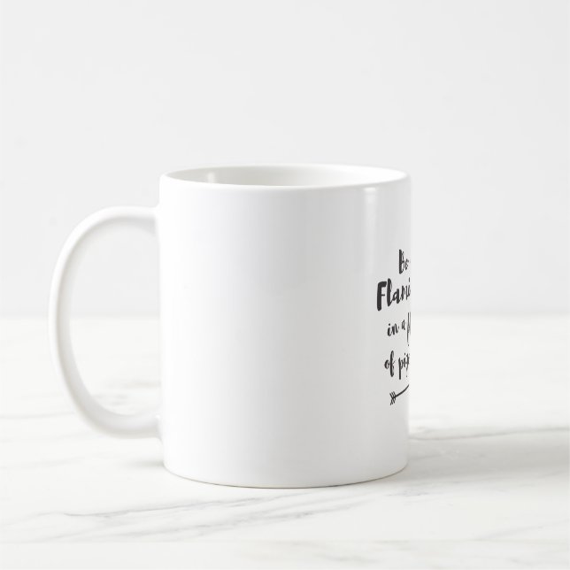 Sei ein Flamingo in einer Taubenherde Kaffeetasse (Links)
