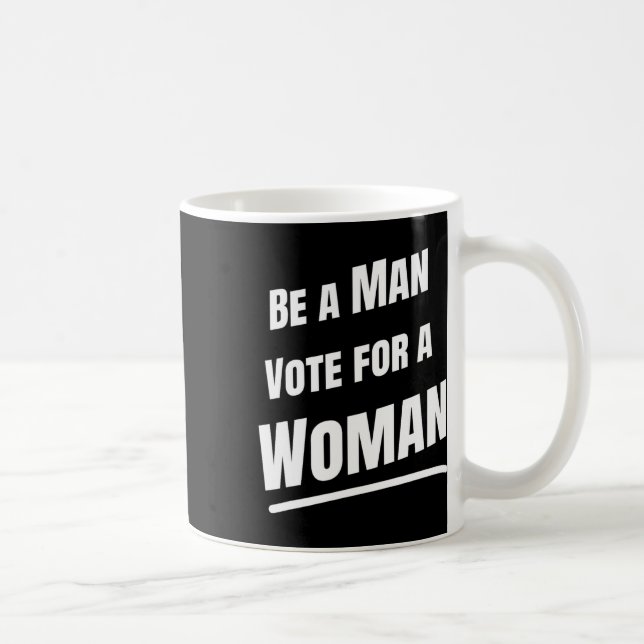 Sei ein Mann wählen für eine Frau - Harris 2024 -  Kaffeetasse (Rechts)