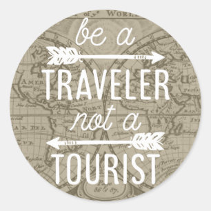 Sei ein Reisender, kein Tourist Karte Typografie Z Runder Aufkleber