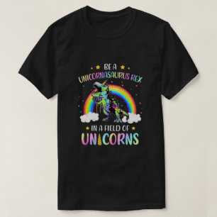 Sei ein Unicornasaurus-Rex in einem Feld von Einho T-Shirt