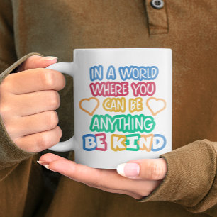 Sei freundlich farbenfrohe Positivität Girly Bold Kaffeetasse