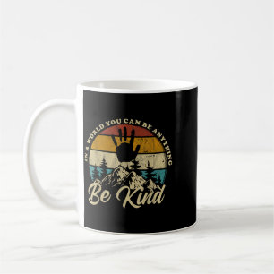 Sei freundlich in einer Welt, in der du alles sein Kaffeetasse