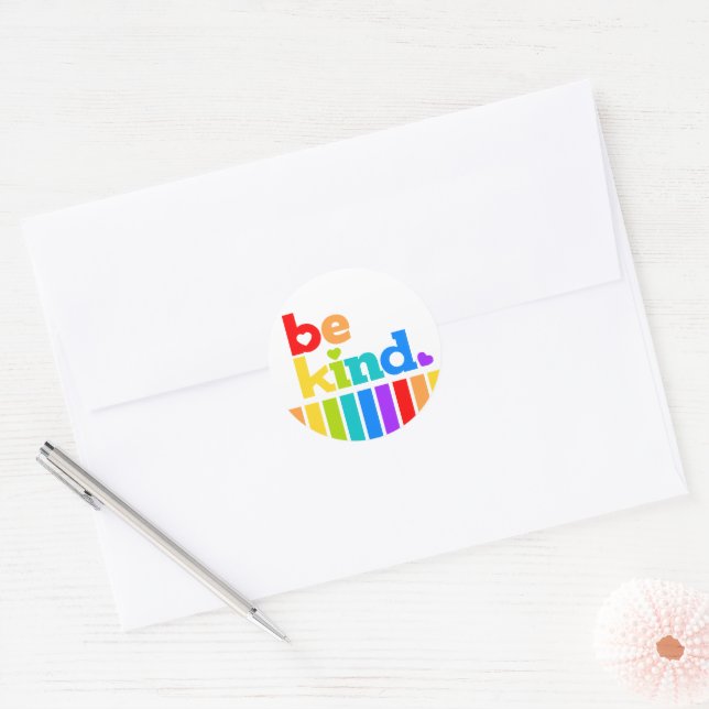 Sei freundlicher Regenbogen-Slogan-Text mit Herz-G Runder Aufkleber (Umschlag)
