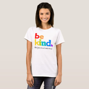 Sei freundlicher Regenbogengrafischer Slogan, benu T-Shirt
