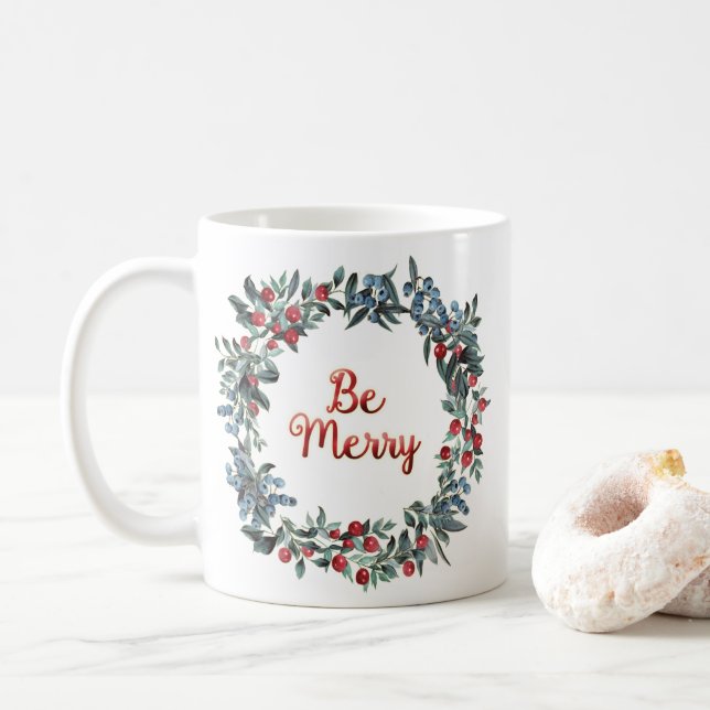 Sei fröhlich! Blue and Red Christmas Berries Wreat Kaffeetasse (Mit Donut)