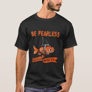Sei furchtlos, sei tapfer Goldfish mit Haifischflo T-Shirt