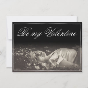 Sei mein Valentinstag - lügende junge Frau