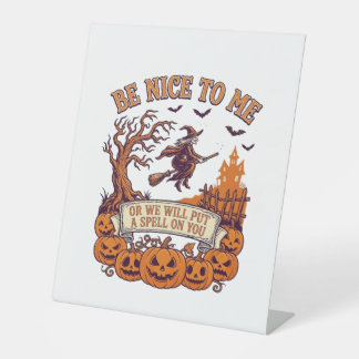 Sei nett, ich bin eine Halloween-Hexe Besen Kürbis Sockelschild