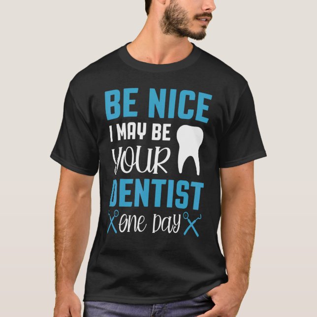 Sei nett, ich bin vielleicht dein Zahnarzt eines T T-Shirt (Vorderseite)