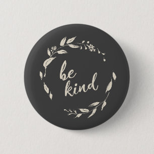 Sei nett Inspirierender Zitat-Blumenkranz in Schwa Button