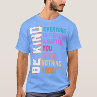 Sei nett, jeder kämpft gegen einen Kampf, den du w T-Shirt