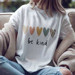 Sei nett Mehrfarbige Herzen T-Shirt