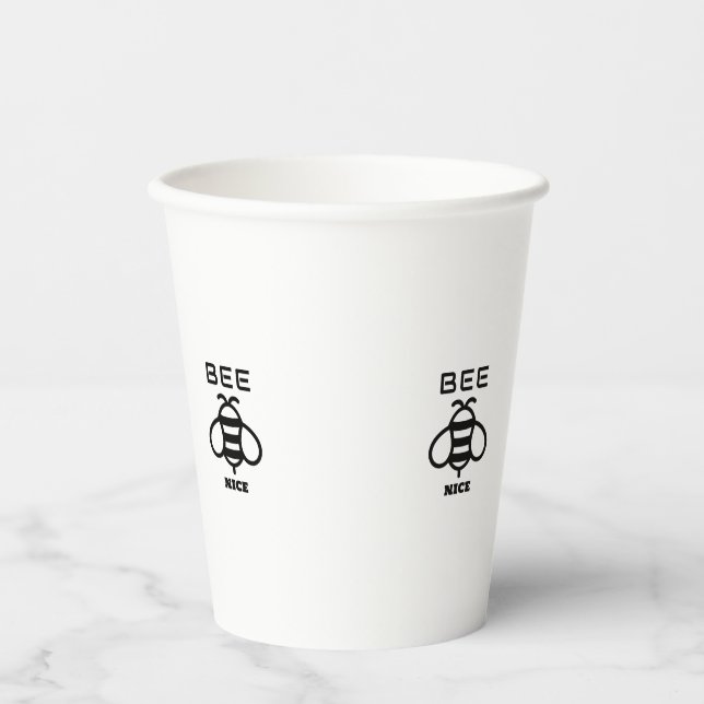 Sei nett mit minimalem Design Pappbecher (Vorderseite)