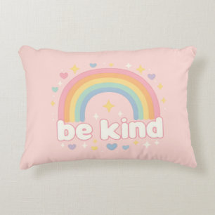 Sei nett – Regenbogen-Pastell-Positivität Dekokissen