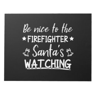 Sei nett zu dem Feuerwehrmann Santas, der die Sonn Notizblock