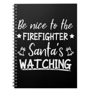 Sei nett zu dem Feuerwehrmann Santas, der die Sonn Notizblock