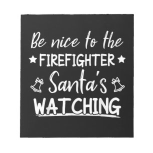 Sei nett zu dem Feuerwehrmann Santas, der die Sonn Notizblock