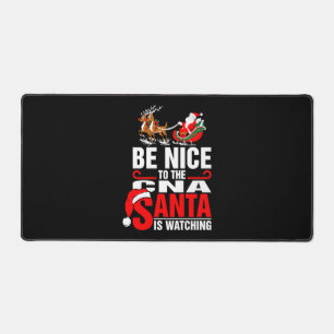 Sei nett zu der CNA, die der Weihnachtsmann beobac Schreibtischunterlage