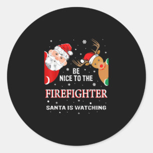 Sei nett zum Feuerwehrmann, den der Weihnachtsmann Runder Aufkleber