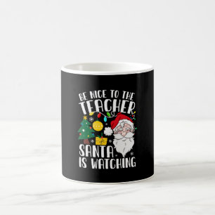 Sei nett zum Lehrer, der Weihnachtsmann beobachtet Kaffeetasse