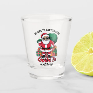 Sei nett zum Lehrer, der Weihnachtsmann beobachtet Schnapsglas