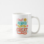 Sei nicht davor, groß zu sein kaffeetasse<br><div class="desc">Fürchte dich nicht,  großartig zu sein! Zitat. Handgezeichneter Vintager Druck mit Handschrift. Diese Abbildung kann als Druck auf T - Shirt und Taschen oder als Poster verwendet werden. | Bigstock® - Alle Rechte vorbehalten.</div>