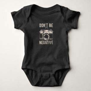 Sei nicht negativ Fotografie Inspirierendes Zitat Baby Strampler