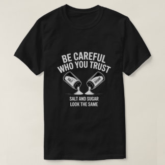 Sei vorsichtig, wem du vertraust Lustiges Zitat T‑ T-Shirt