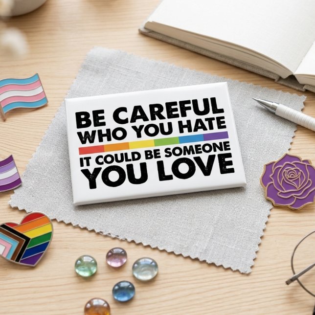 Sei vorsichtig, wen du hasst Inklusiver Regenbogen Button (Von Creator hochgeladen)