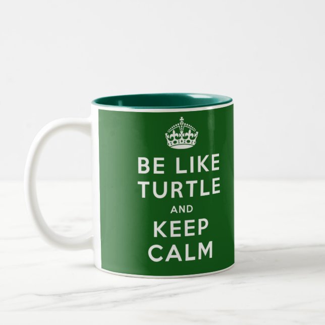 Sei wie TURTLE und BEHALT CALM green quote Zweifarbige Tasse (Links)