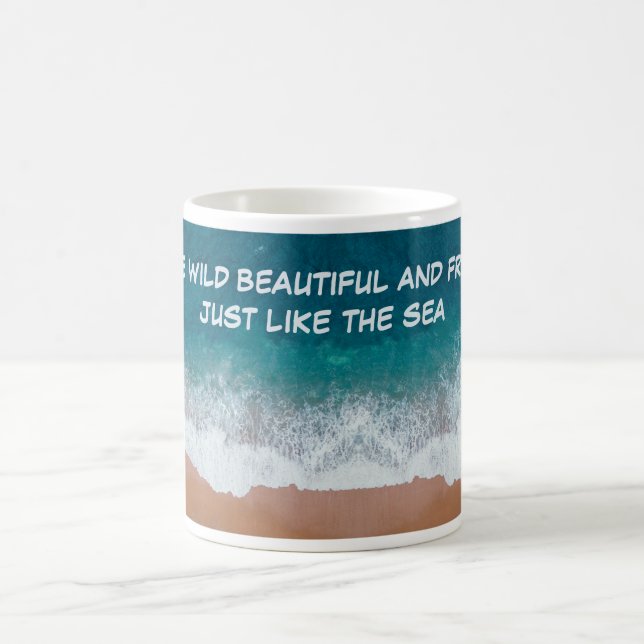 Sei wild, schön und frei. Genau wie das Meer, Kaffeetasse (Mittel)