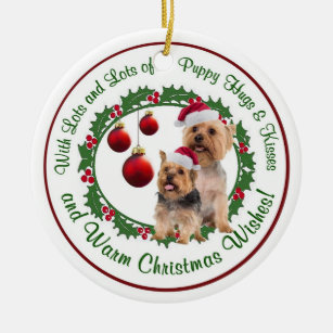 Seidiges Terrier-Weihnachten umarmt und küsst Keramikornament