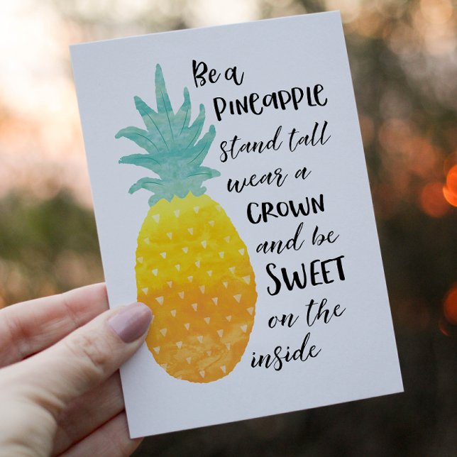 Seien Sie Ananas Postkarte (Stay sunny and quirky all year around with this very funky original postcard. )