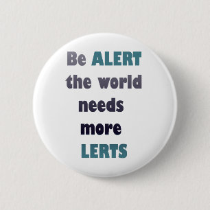 Seien Sie der Weltbedarf mehr lerts alberner Button