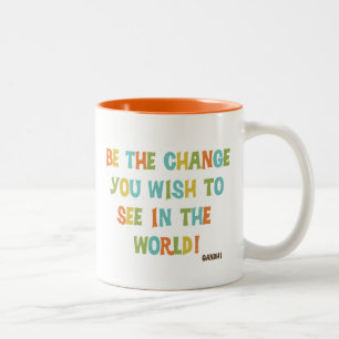 Seien Sie die Änderung, die Sie sehen möchten Zweifarbige Tasse