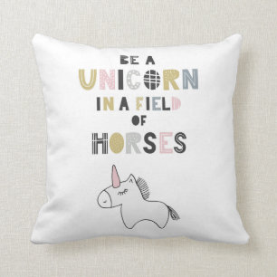 Seien Sie ein Einhorn auf einem Gebiet der Pferde Kissen