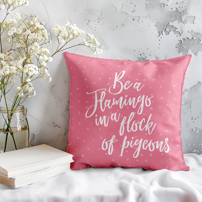 Seien Sie ein Flamingo in einem Taubenangebot Kissen (Be inspired everyday wit our be a flamingo motivational pillow. )