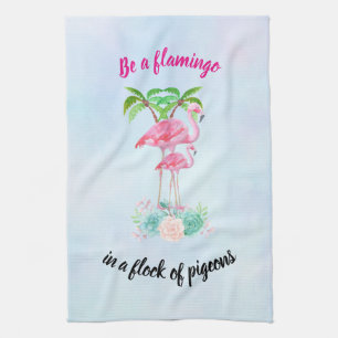 Seien Sie ein Flamingo in einer Flock von Tauben N Handtuch