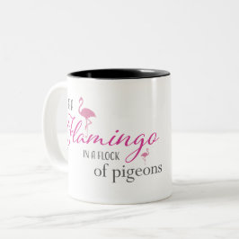 Seien Sie ein Flamingo in einer Menge der Tauben Zweifarbige Tasse