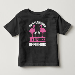 Seien Sie ein Flamingo in einer Schar von Tauben Kleinkind T-shirt