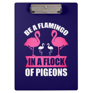 Seien Sie ein Flamingo in einer Schar von Tauben Klemmbrett