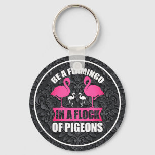 Seien Sie ein Flamingo in einer Schar von Tauben Schlüsselanhänger