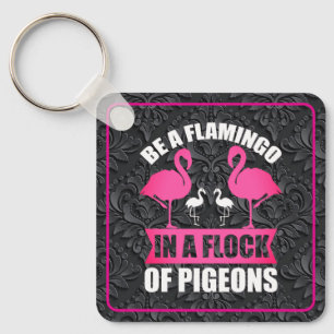 Seien Sie ein Flamingo in einer Schar von Tauben Schlüsselanhänger