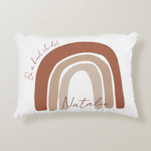 Seien Sie ein nettes Kind in Monogram Kinderzimmer Dekokissen