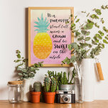 Seien Sie eine Ananas Inspirational Watercolor Typ Poster<br><div class="desc">Sei ein Ananas Poster - Aquarellfarben Typografie Zitat Kunst Poster. Der Hintergrund ist Aquarell in Gelb- und Rosatönen. Die Abbildung einer Ananas mit dem Zitat:" Sei Ananas, stehe groß, trage eine Krone und sei innen süß." Erinnern Sie sich an Ihre Liebe für alles Tropische mit diesem fantastischen Poster. Denken Sie...</div>
