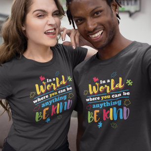 Seien Sie freundlich in der Welt der Autismus-Mama T-Shirt