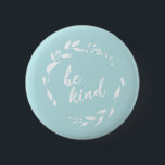 Seien Sie freundlich inspirierender Zitat Blumenre Button<br><div class="desc">Stilvolle und minimalistische Taste mit dem inspirierenden Gütesiegel - Seien Sie freundlich - in schöner Schrift,  die in einem modernen Blumenkranz in Creme auf einem Aquahintergrund schreibt.</div>