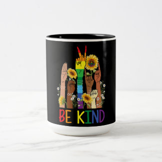 Seien Sie freundlich und sprechen Sie LGBT Zweifarbige Tasse