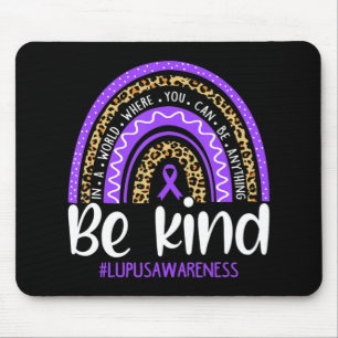 Seien Sie freundlich, wir tragen Lila Lupus-Bewuss Mousepad